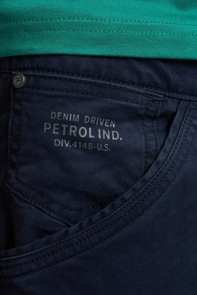 Petrol Industries blauwe cargobroek, zakdetail met logo en opdruk.