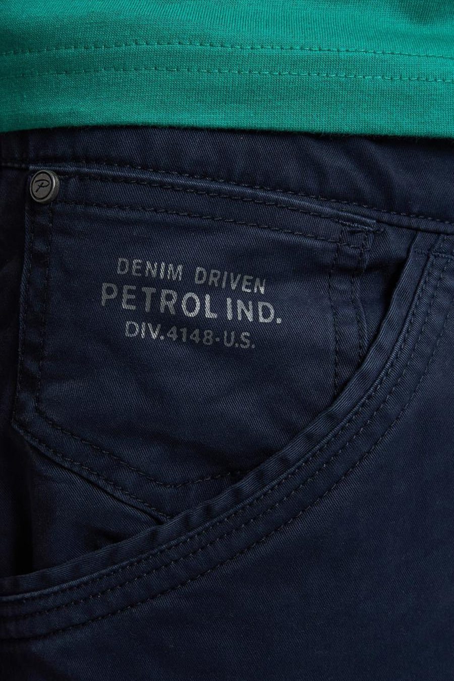 Petrol Industries blauwe cargobroek, zakdetail met logo en opdruk.