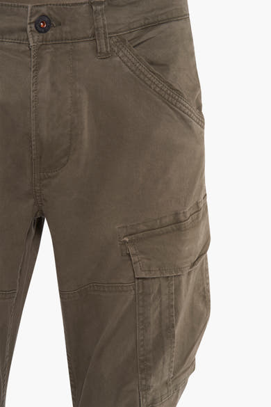 Pantalon cargo vert de Petrol Industries, avec poche sur la jambe et détails de couture.
