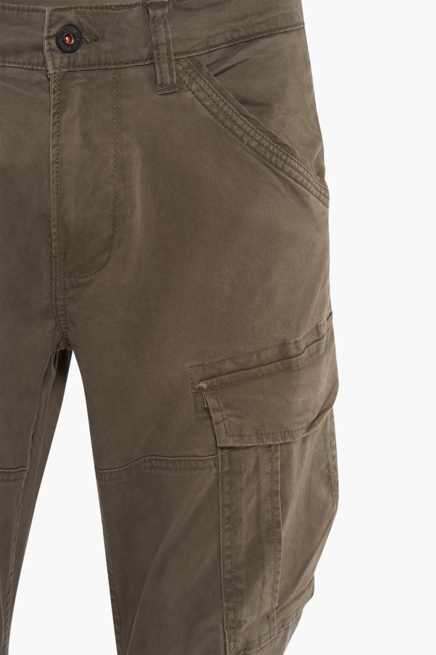 Pantalon cargo vert de Petrol Industries, avec poche sur la jambe et détails de couture.