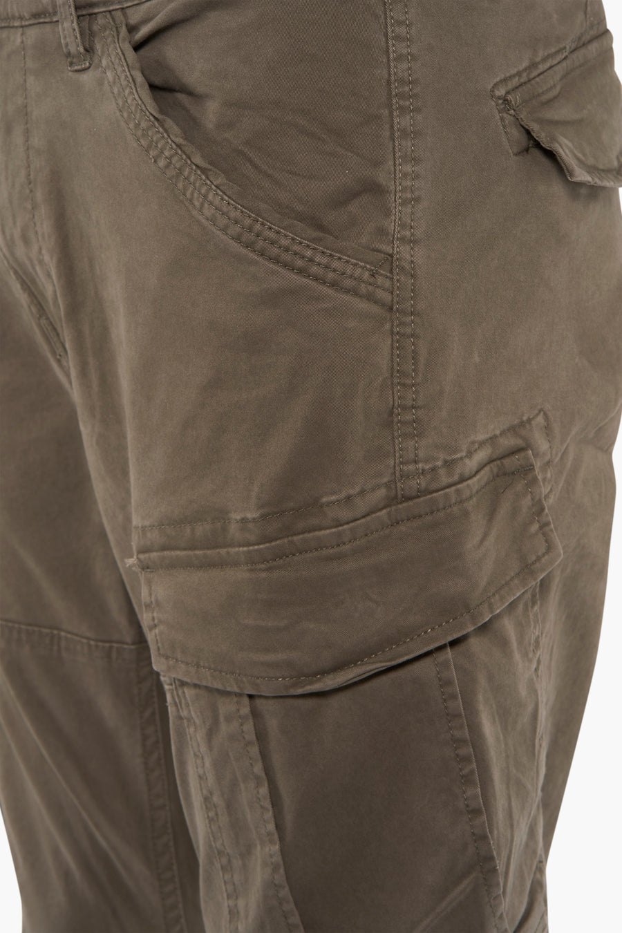 Pantalon cargo vert par Petrol Industries®, détail de la poche latérale avec rabat et coutures apparentes.