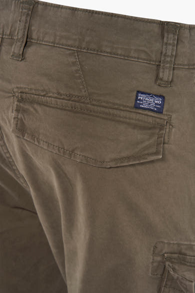 Pantalon cargo vert de Petrol Industries, avec poche cargo à rabat et détails de couture.