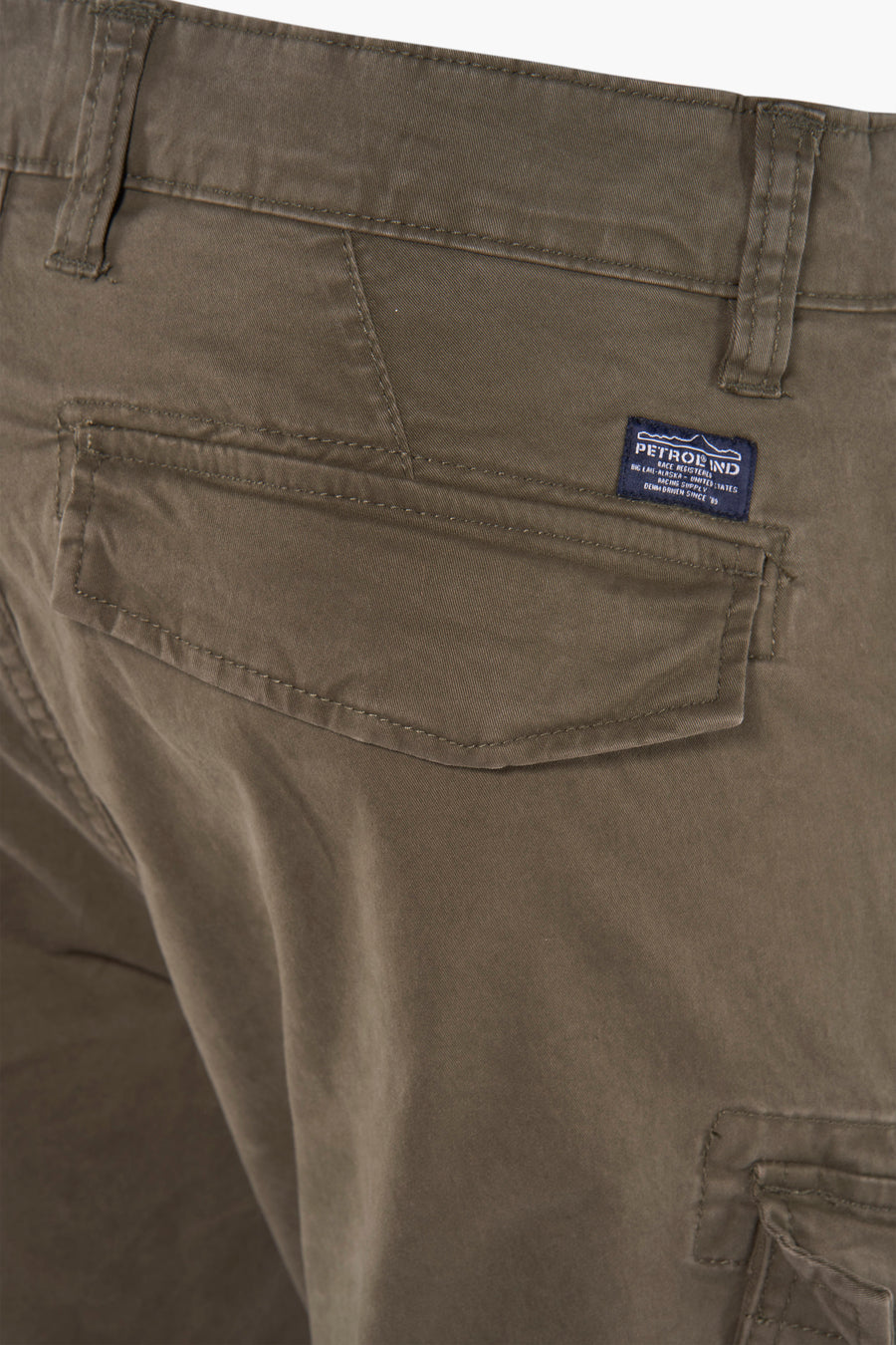 Pantalon cargo vert de Petrol Industries, avec poche cargo à rabat et détails de couture.