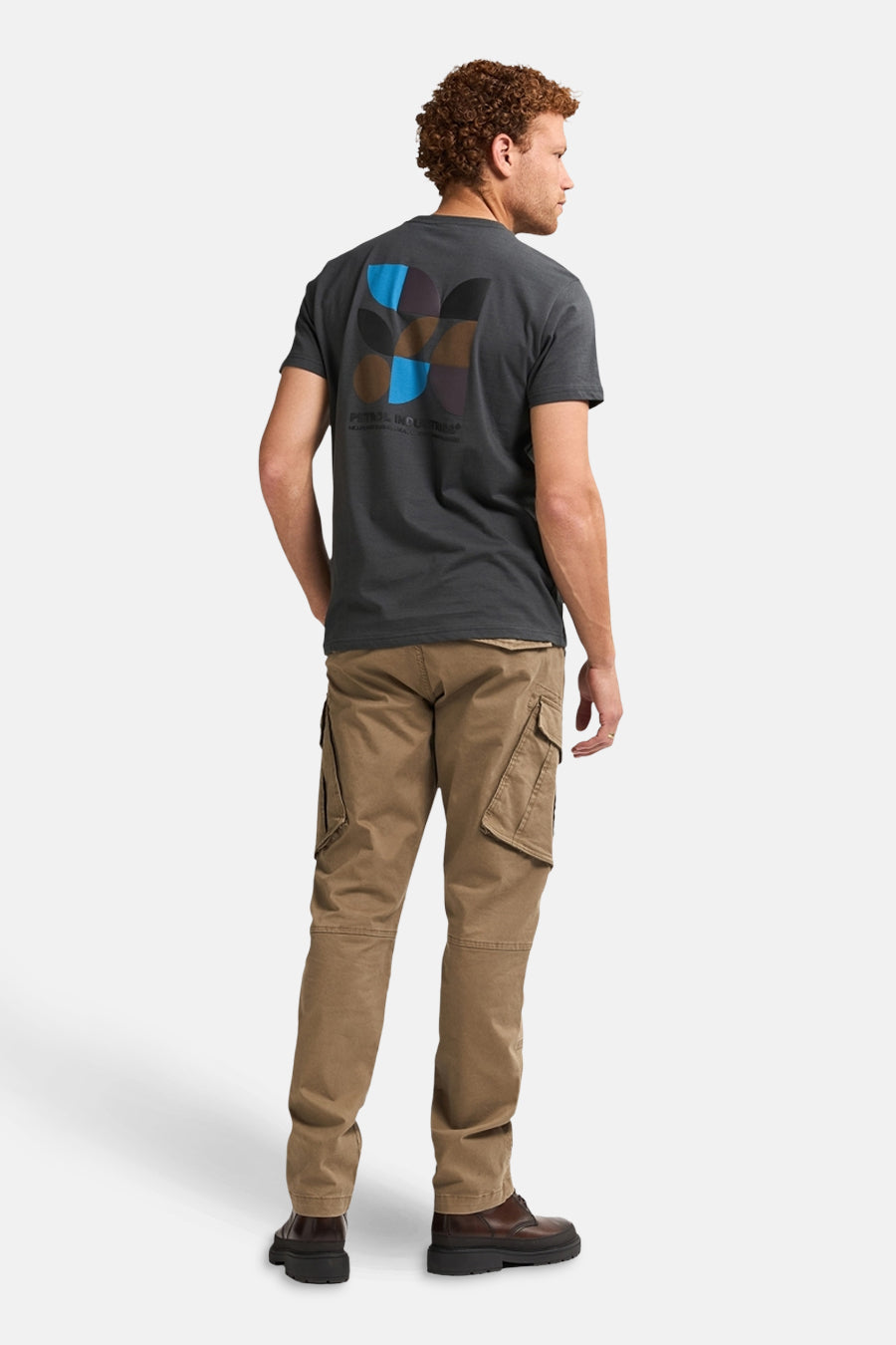 Pantalon cargo écru de Petrol Industries, avec poches latérales et coupe droite, porté avec un t-shirt gris à motif.