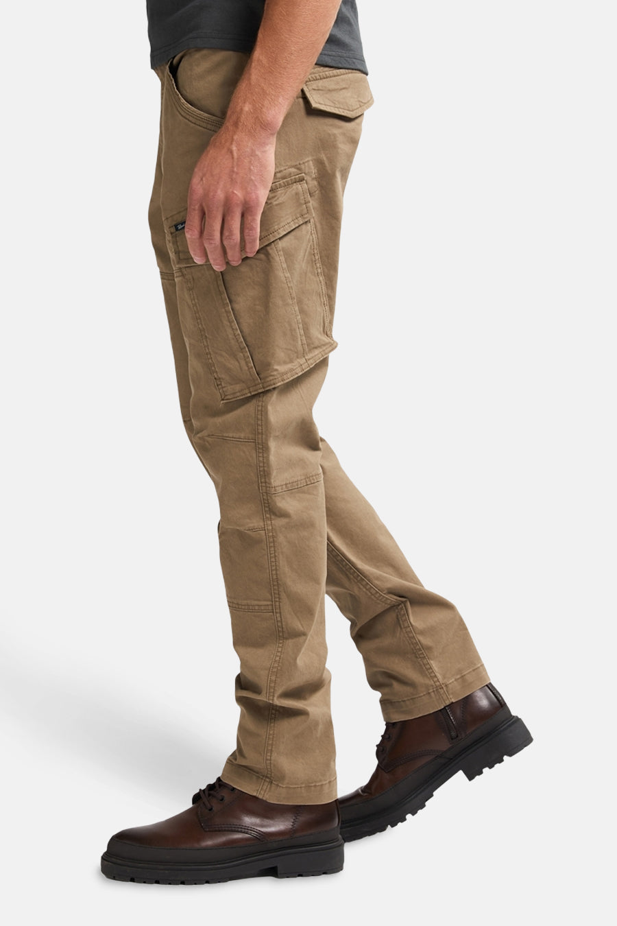 Pantalon cargo écru de Petrol Industries®, avec poches cargo latérales et détails de surpiqûres.