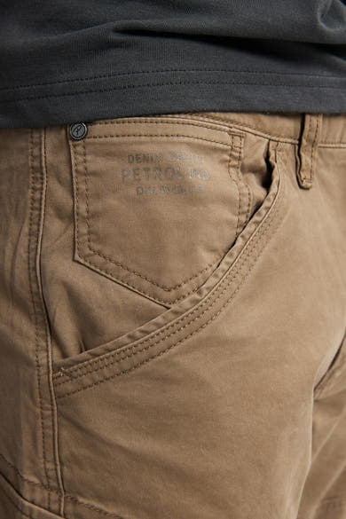 Pantalon cargo écru de Petrol Industries, avec des détails de couture et une poche cargo visible.
