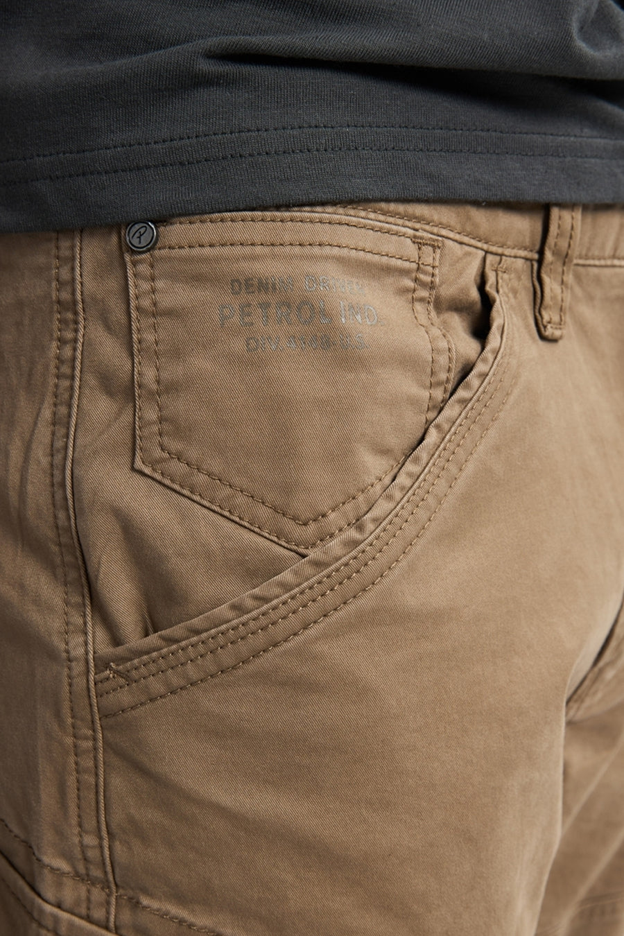 Pantalon cargo écru de Petrol Industries, avec des détails de couture et une poche cargo visible.
