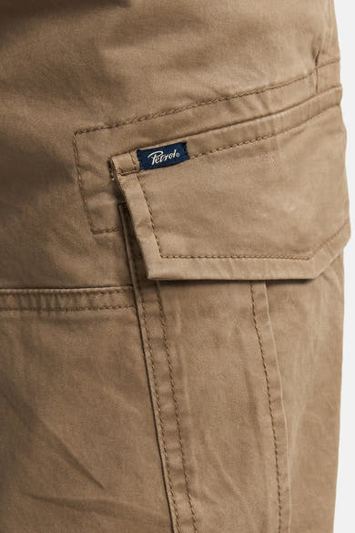 Pantalon cargo écru de Petrol Industries, poche latérale avec logo de la marque.
