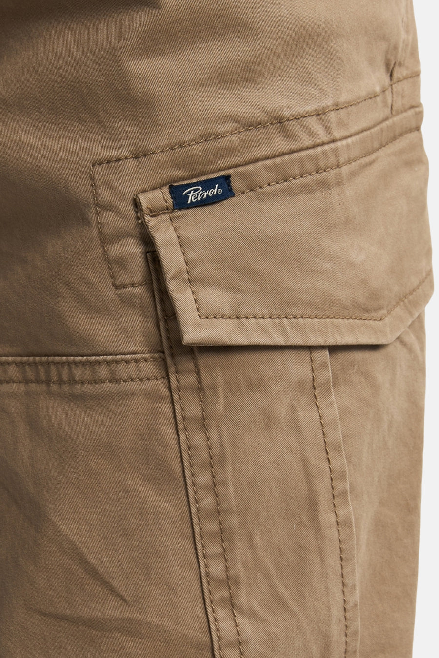 Pantalon cargo écru de Petrol Industries, poche latérale avec logo de la marque.