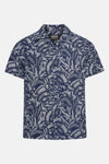 Chemise à manches courtes bleue de BARBOUR, avec un motif de feuilles texturées.