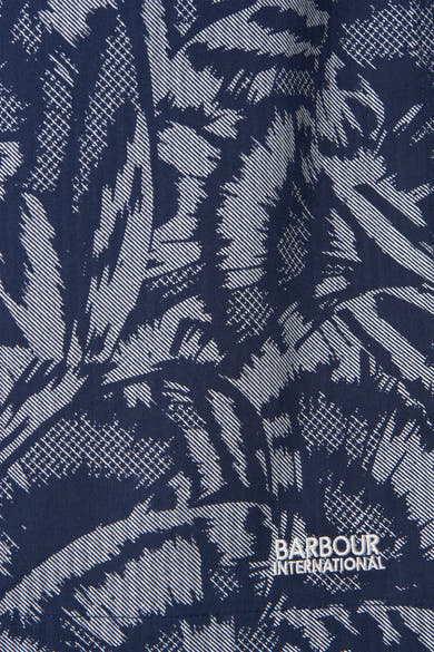 Chemise à manches courtes bleue de BARBOUR, avec un motif de feuillage blanc hachuré.