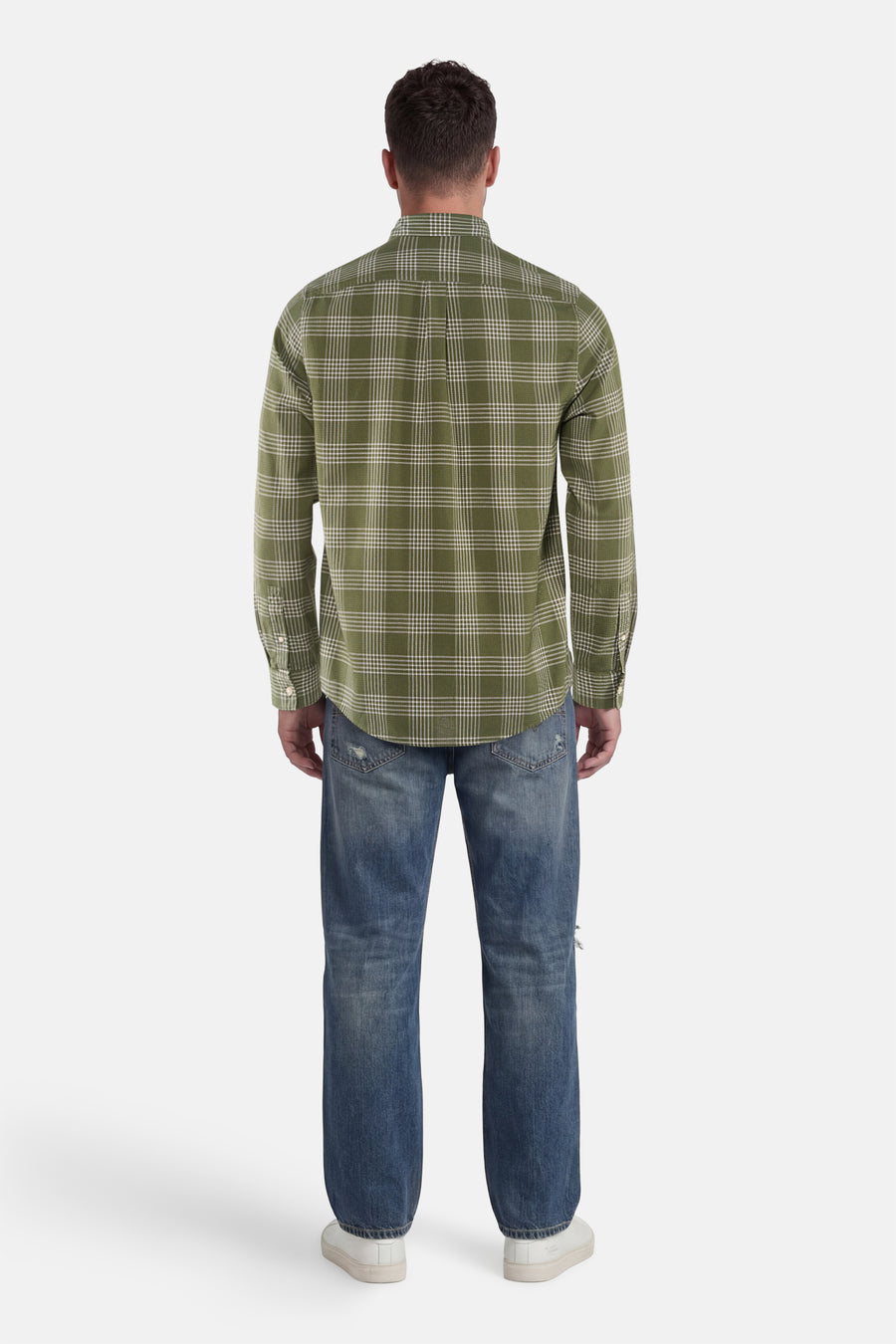 Groen geruit overhemd met lange mouwen van BARBOUR, van achteren gedragen met een blauwe spijkerbroek en witte sneakers.