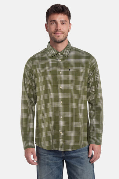 Groen overhemd met lange mouwen van BARBOUR met witte ruit, met een borstzak, gedragen door een man met een spijkerbroek.