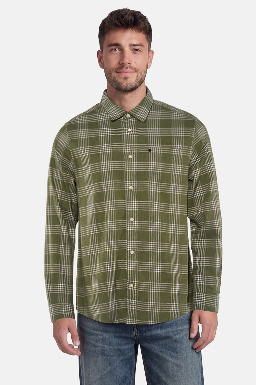 Groen overhemd met lange mouwen van BARBOUR met witte ruit, met een borstzak, gedragen door een man met een spijkerbroek.