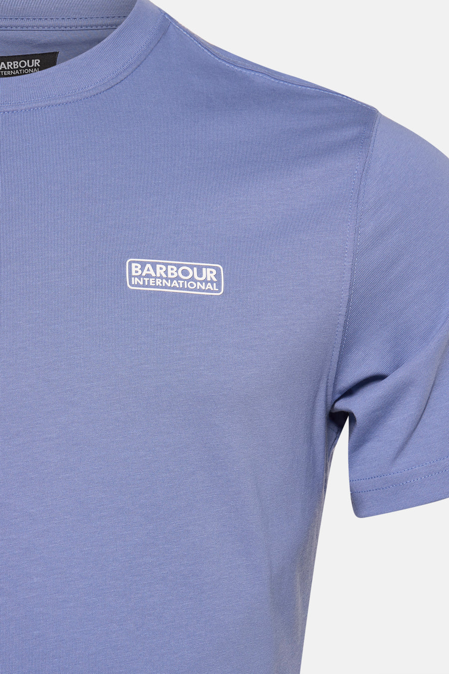T-shirt bleu à manches courtes de Barbour, avec logo carré blanc sur la poitrine.
