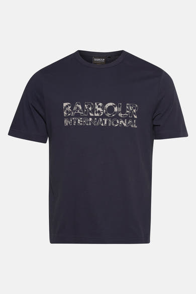 T-shirt à manches courtes bleu foncé de Barbour, avec un motif de lettrage décoratif sur le devant.

