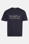 T-shirt à manches courtes bleu foncé de Barbour, avec un motif de lettrage décoratif sur le devant.
