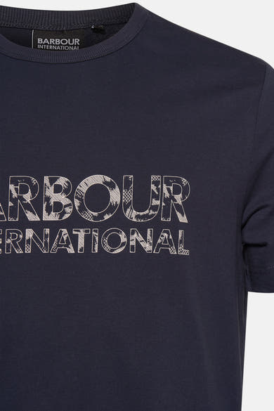 T-shirt bleu foncé à manches courtes de BARBOUR International, avec un grand lettrage décoratif.