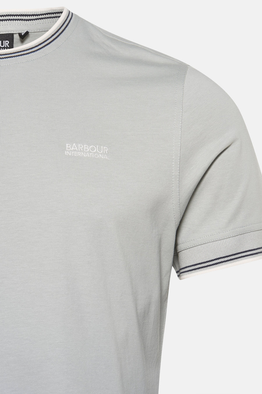 T-shirt à manches courtes gris par BARBOUR, avec col et bordures de manches rayés.