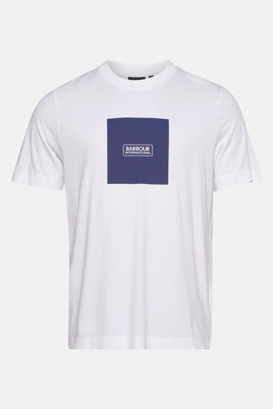 T-shirt blanc à manches courtes de BARBOUR, avec un logo carré bleu marine sur la poitrine.