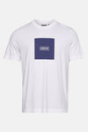 T-shirt blanc à manches courtes de BARBOUR, avec un logo carré bleu marine sur la poitrine.