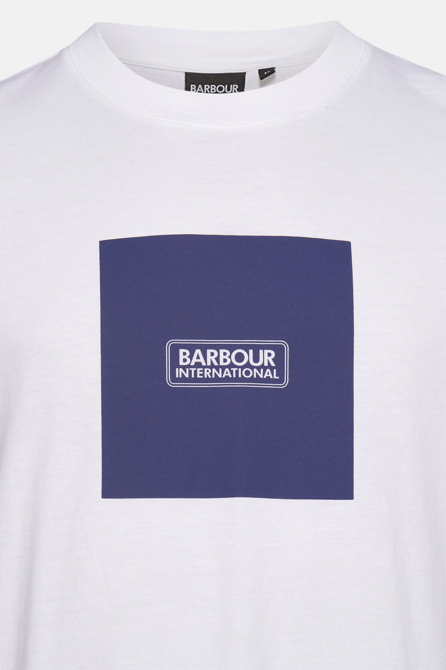 T-shirt blanc à manches courtes de Barbour, avec un logo carré bleu marine sur le devant.
