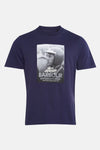 Blauwe T-shirt met korte mouwen van Barbour, met zwart-wit Steve McQueen-print.