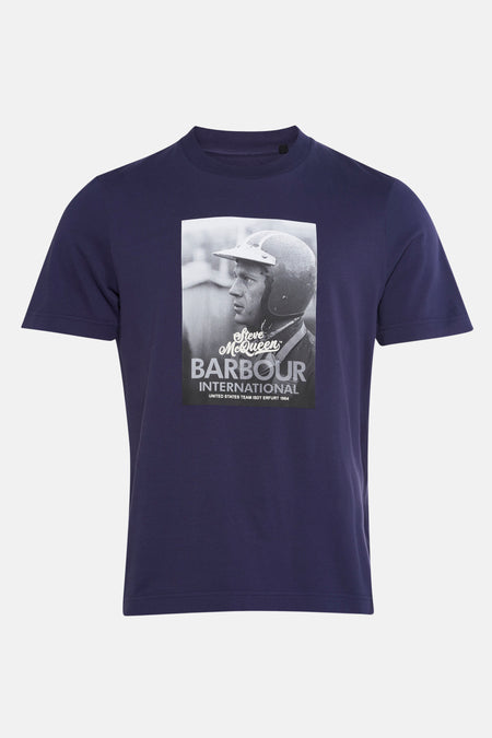 Blauwe T-shirt met korte mouwen van Barbour, met zwart-wit Steve McQueen-print.