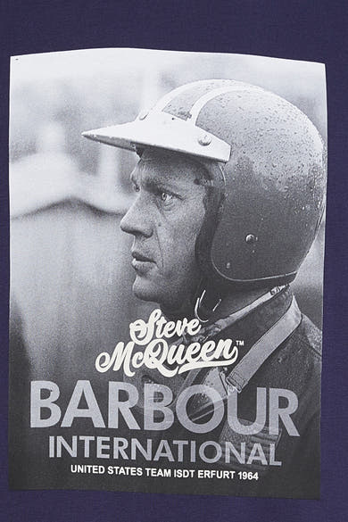 T-shirt bleu à manches courtes de Barbour, avec imprimé Steve McQueen en noir et blanc.