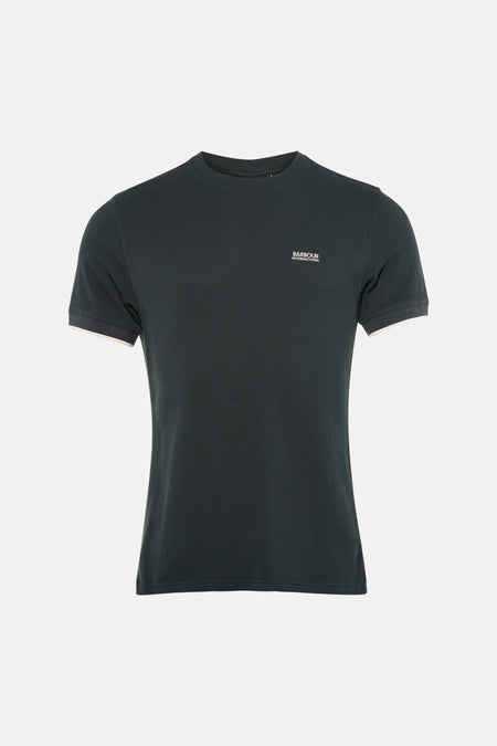Groen T-shirt met korte mouwen van Barbour, met contrasterende bies op de mouwen, gedragen met een casual spijkerbroek.