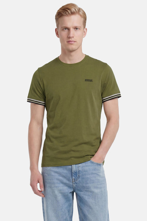 T-shirt à manches courtes vert de Barbour avec logo Barbour International et rayures noires et blanches sur les manches.