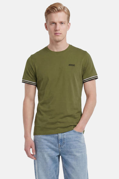 T-shirt à manches courtes vert de Barbour avec logo Barbour International et rayures noires et blanches sur les manches.