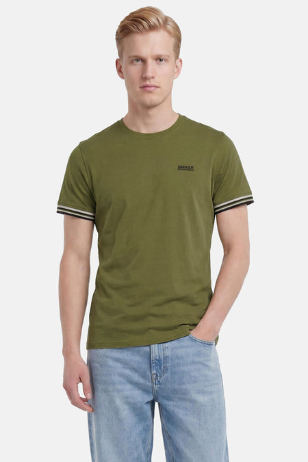 T-shirt à manches courtes vert de Barbour avec logo Barbour International et rayures noires et blanches sur les manches.