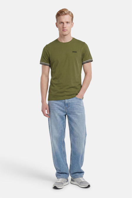 Groen T-shirt met korte mouwen van BARBOUR met gestreepte boorden en logo op de borst, gedragen door een man.