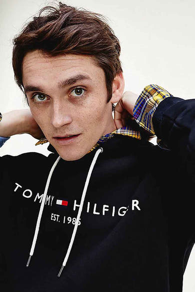 Sweat noir pour homme de TOMMY JEANS avec cordon blanc et doublure à carreaux.