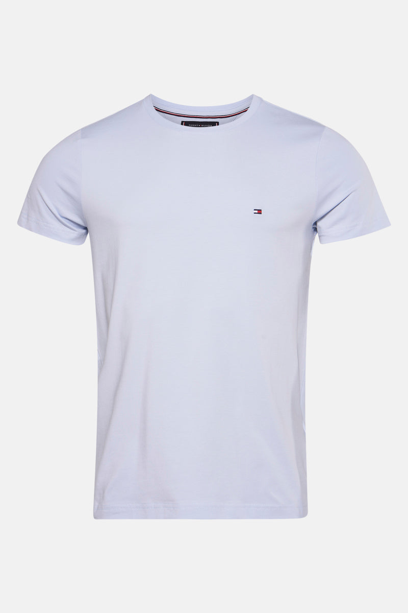 T-shirt bleu à manches courtes de Tommy Hilfiger avec un petit logo drapeau sur la poitrine.