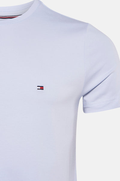 T-shirt bleu clair à manches courtes de Tommy Hilfiger avec un logo discret sur la poitrine.