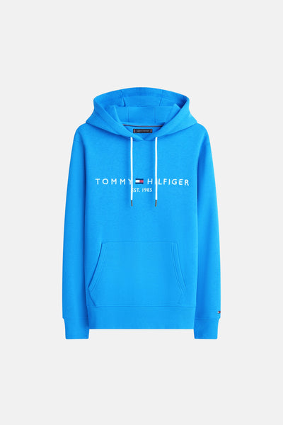 Blauwe TOMMY HILFIGER hoodie met kangoeroezak en wit logo op de voorkant.