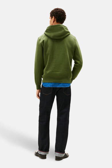 Sweat-shirt vert de TOMMY HILFIGER, porté sur une chemise bleue et un jean foncé, vue de dos.
