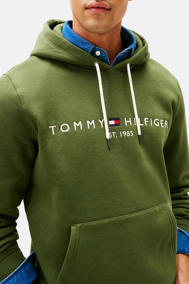 Sweat vert à capuche de TOMMY HILFIGER, avec cordon blanc et logo sur le devant.