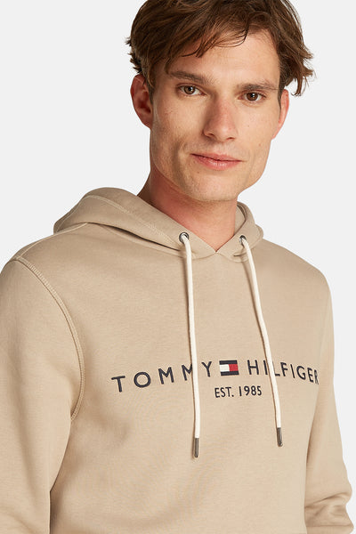 Beige hoodie van Tommy Hilfiger, met witte trekkoord en geborduurd logo.