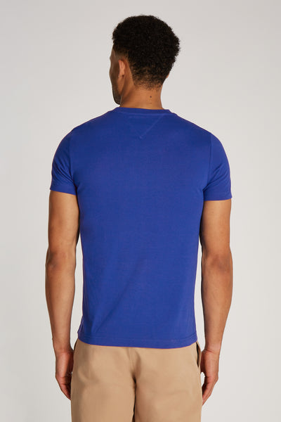 Blauwe T-shirt met korte mouwen van TOMMY HILFIGER, gedragen met een beige broek, achtergezicht.