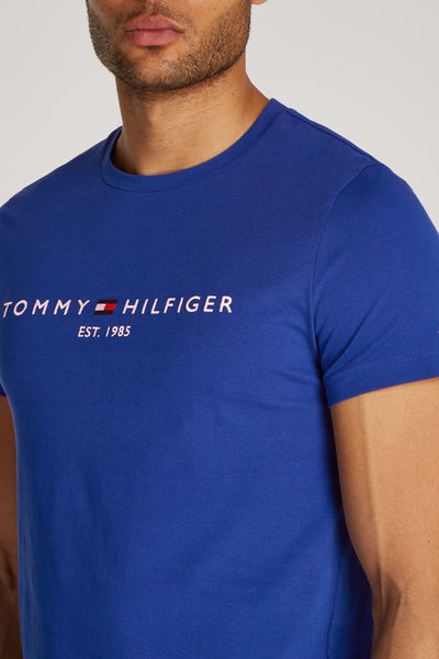 Blauw T-shirt met korte mouwen van TOMMY HILFIGER met logo opdruk aan de voorkant.