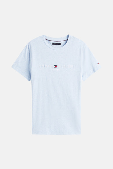 Blauw T-shirt met korte mouwen van TOMMY HILFIGER met het merklogo op de voorkant.