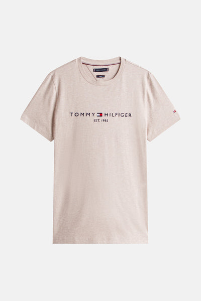 T-shirt beige à manches courtes de Tommy Hilfiger, avec le logo de la marque brodé et le drapeau iconique sur la manche.