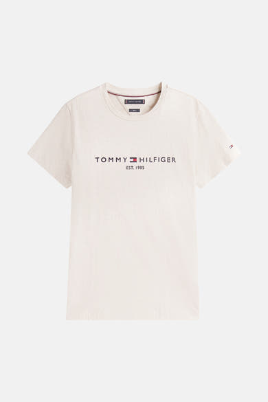 Beige T-shirt met korte mouwen van TOMMY HILFIGER met logo op de voorkant en vlag op de mouw.