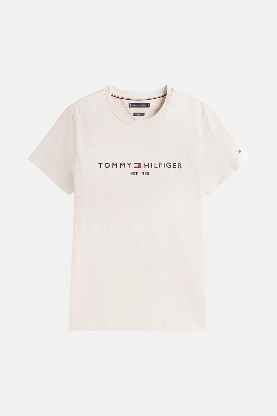 Beige T-shirt met korte mouwen van TOMMY HILFIGER met logo op de voorkant en vlag op de mouw.