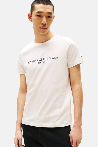 Beige T-shirt met korte mouwen van Tommy Hilfiger, met het merklogo op de borst gedrukt.