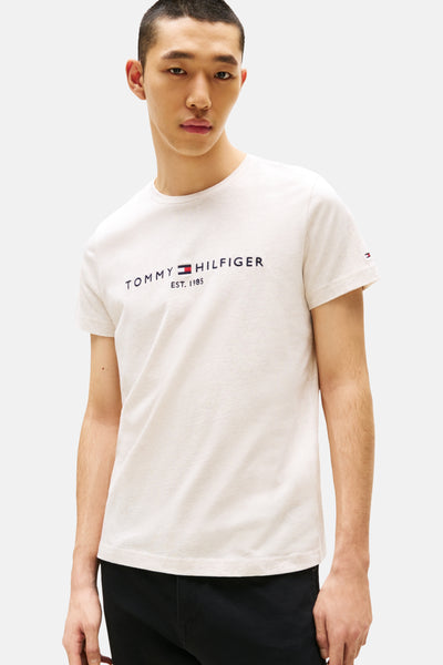 Beige T-shirt met korte mouwen van Tommy Hilfiger, met het merklogo op de borst gedrukt.