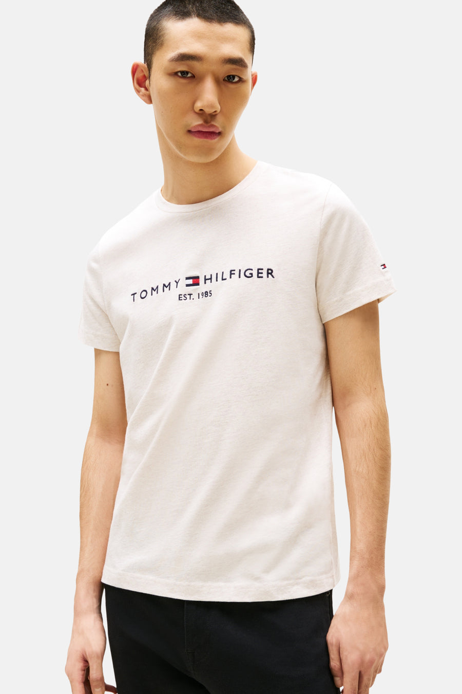 Beige T-shirt met korte mouwen van Tommy Hilfiger, met het merklogo op de borst gedrukt.